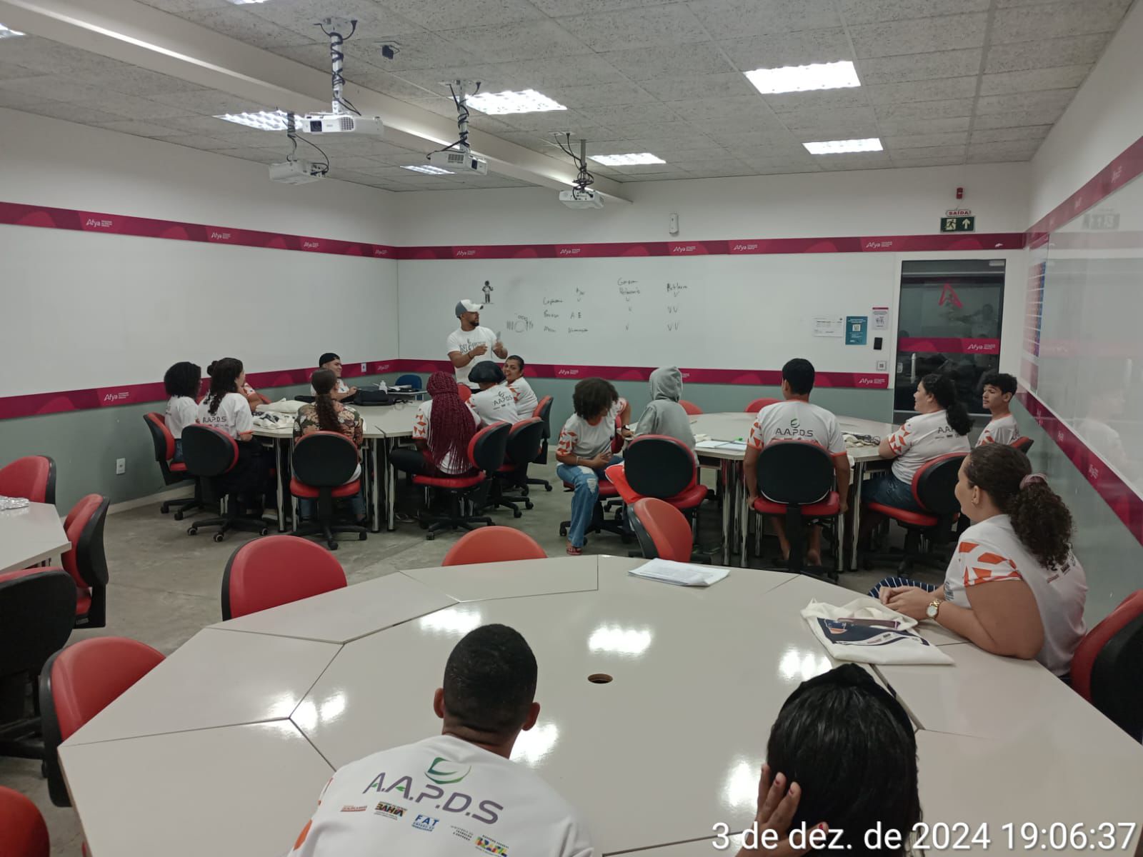 Aulas com a turma de Garçom e Garçonete, realizada no município de Itabuna durante a etapa 01 (12/11 a 11/12)